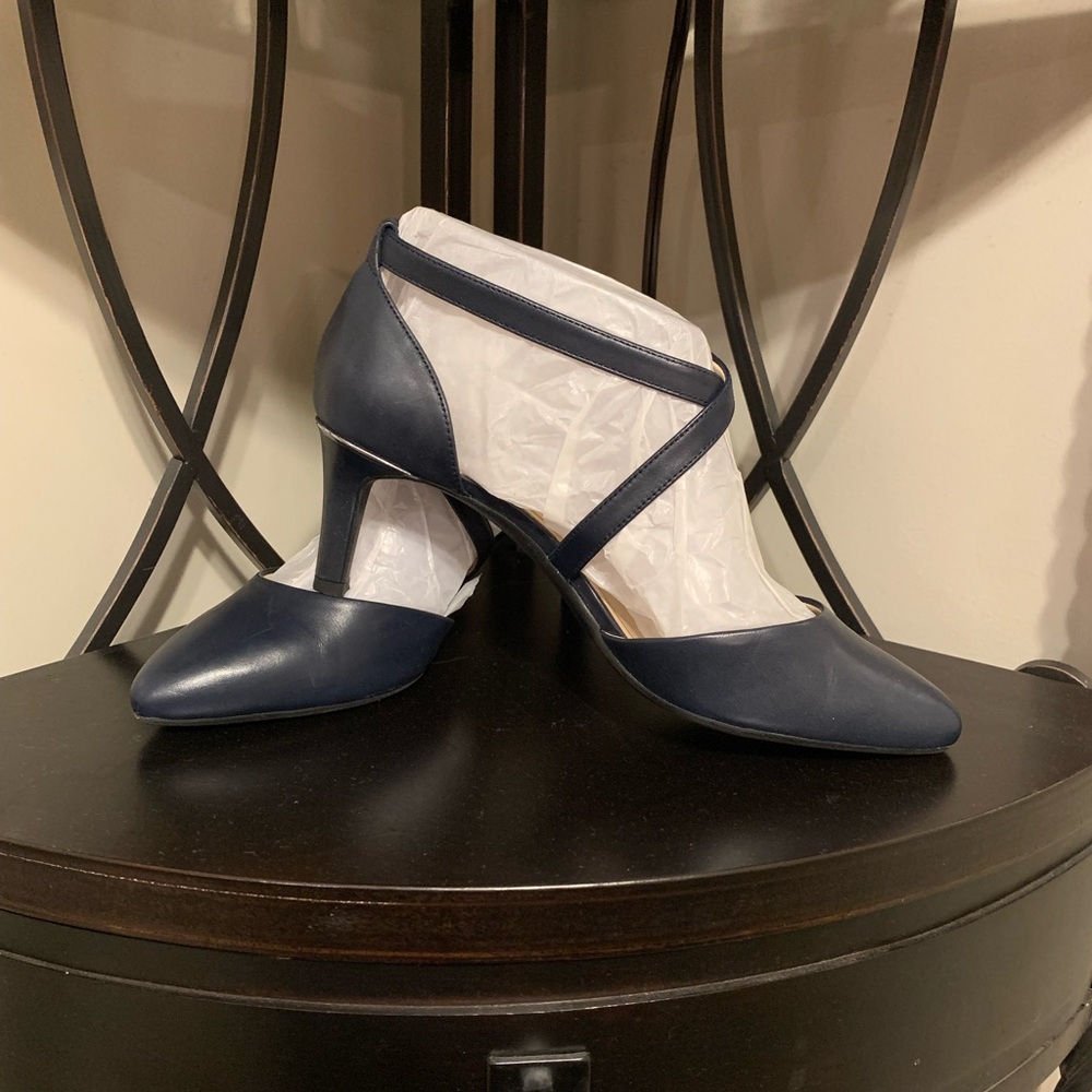 Navy heels Alex Marie Brand Size 8